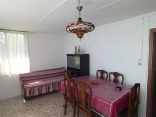 E TRAPEZARIA TES MONOKATOIKIAS