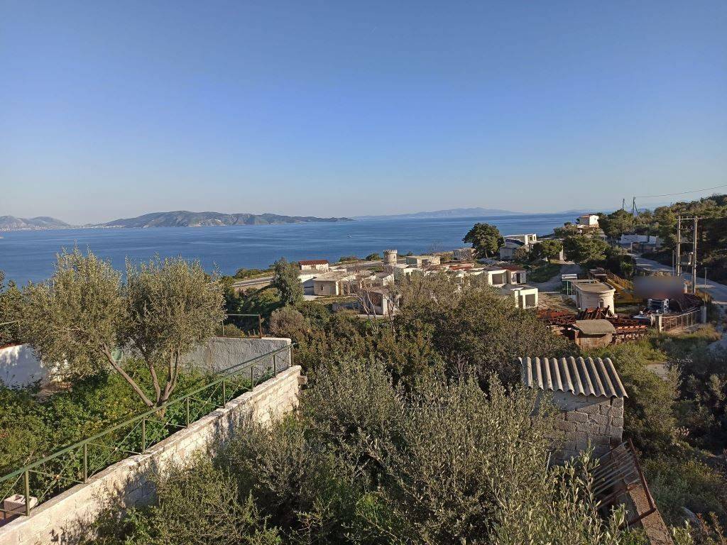 MONADIKE KAI APROSKOPTE THEA STE THALASSA