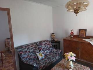 TO SALONI TES MONOKATOIKIAS