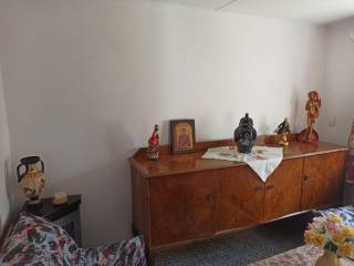 TO SALONI TES MONOKATOIKIAS