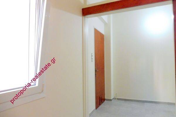 ΣΑΛΟΝΙ-ΕΙΣΟΔΟΣ