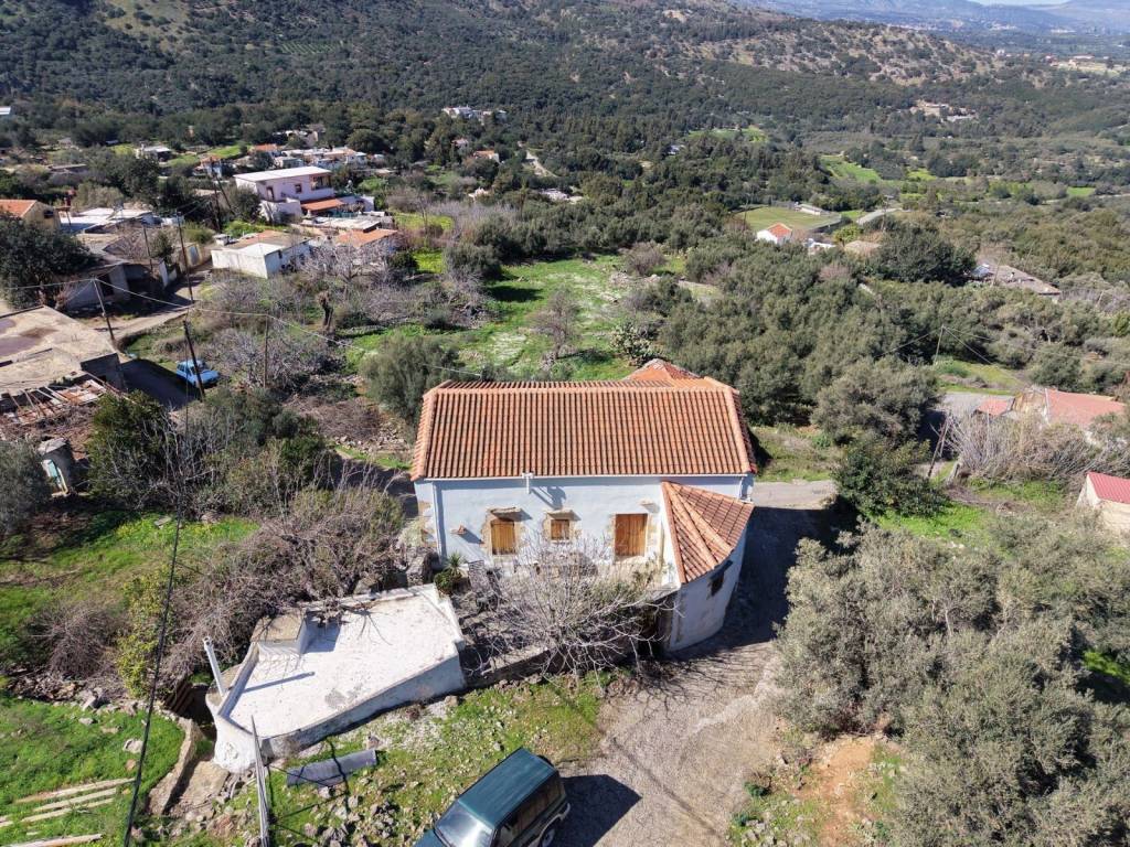 E petrine oikia enarmonismene me to periballon