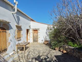 CHtiste petra ypseles poiotetas sten exoterike toichopoiia