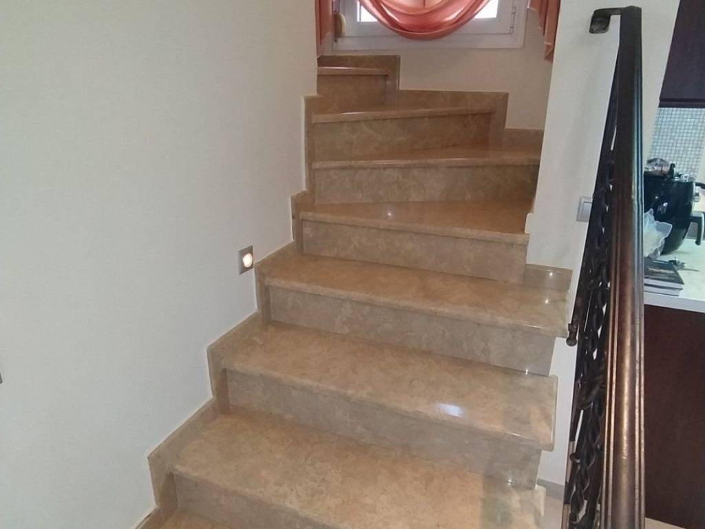 ANYPLACE MESITIKES YPERESIES