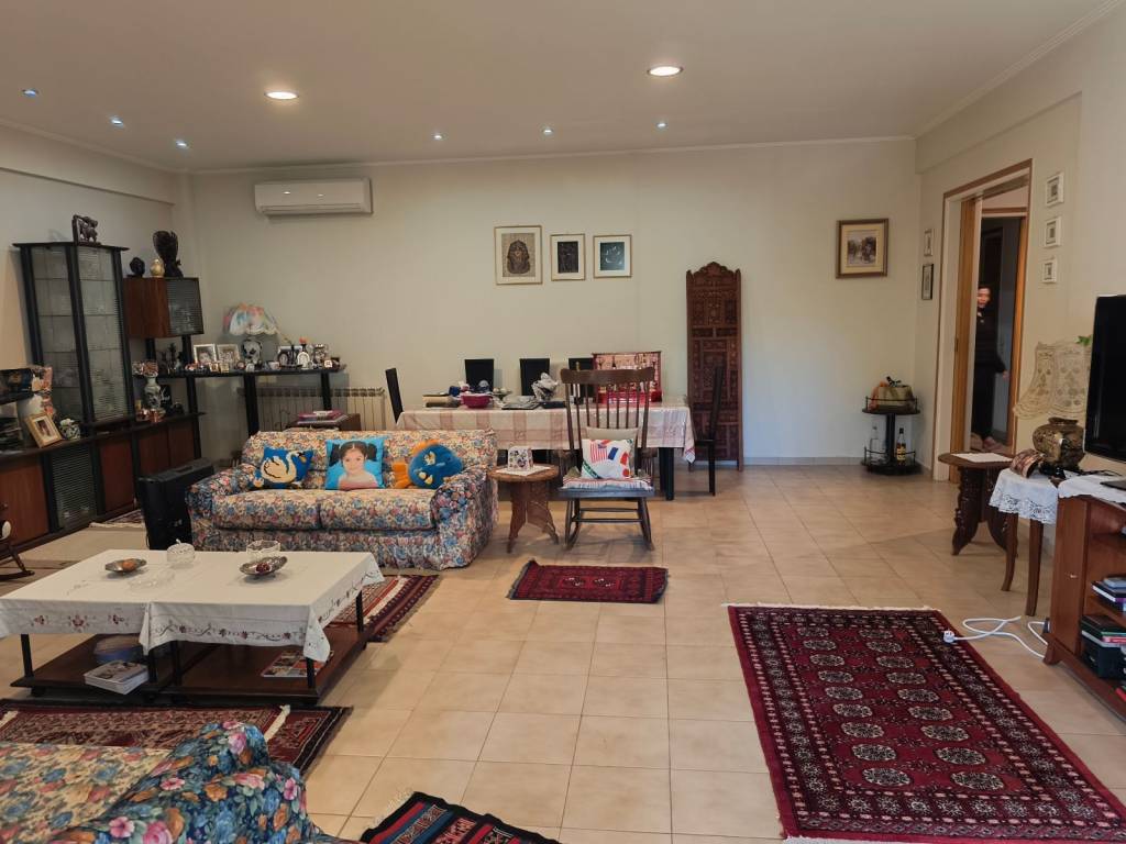 Saloni me tzaki, bgainei se beranta, peripoy 70 t.m.