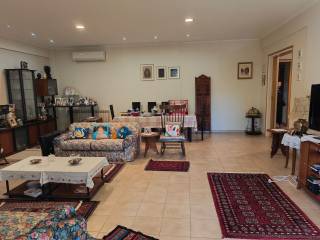 Saloni me tzaki, bgainei se beranta, peripoy 70 t.m.