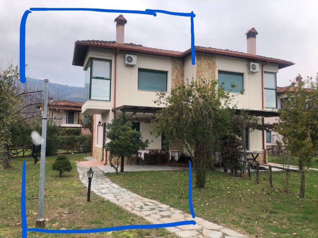 E MEZONETA ME TON KEPO TES