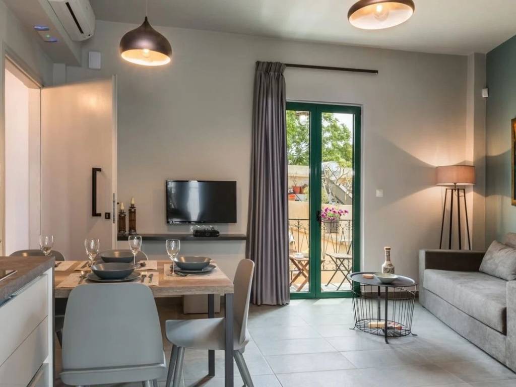 Φωτεινό καθιστικό με σύγχρονα υλικά επένδυσης.