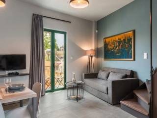 Κομψή εσωτερική σκάλα που ενώνει τα επίπεδα.