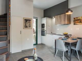 Σύγχρονη κουζίνα με εργονομικό σχεδιασμό.