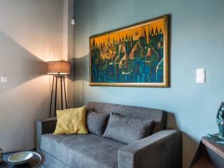 Σαλόνι με minimal γραμμές και γήινους τόνους.