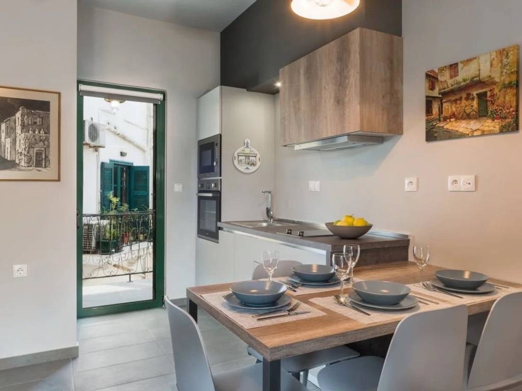 Διαμπερές ακίνητο με άπλετο φυσικό φως.