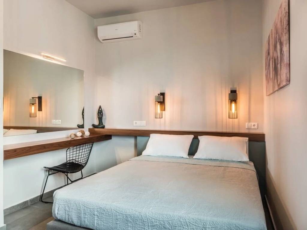 Κύριο υπνοδωμάτιο με ιδιωτικό μπάνιο και ντουλάπες.