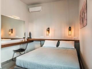 Κύριο υπνοδωμάτιο με ιδιωτικό μπάνιο και ντουλάπες.