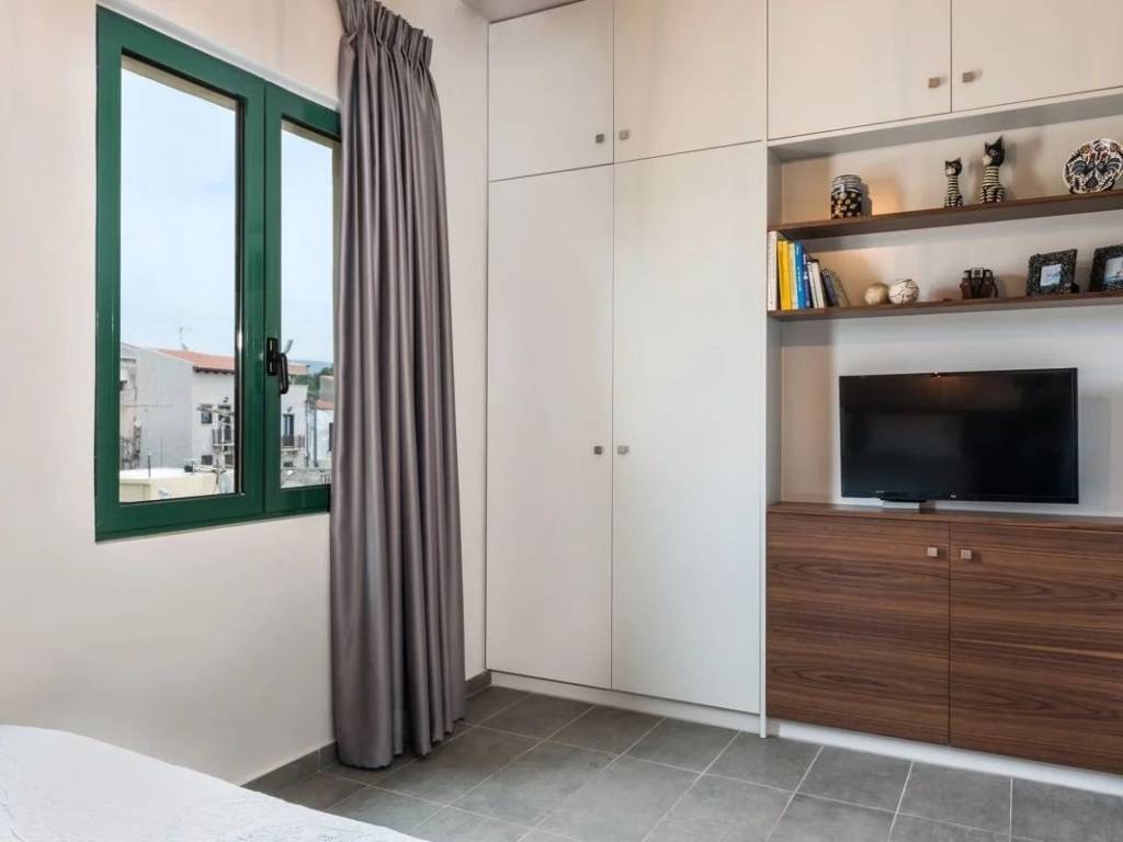 Κύριο υπνοδωμάτιο με έμφαση στη γαλήνη.