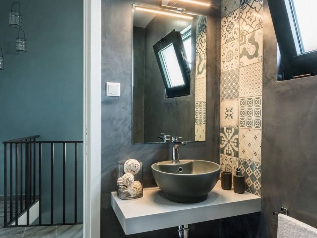 Μπάνιο με πλακάκια μεγάλων διαστάσεων και design.