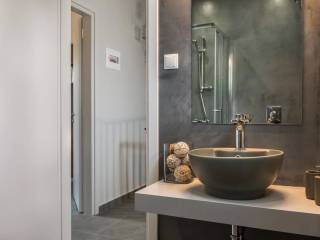 Κομψό WC με σύγχρονα είδη υγιεινής.