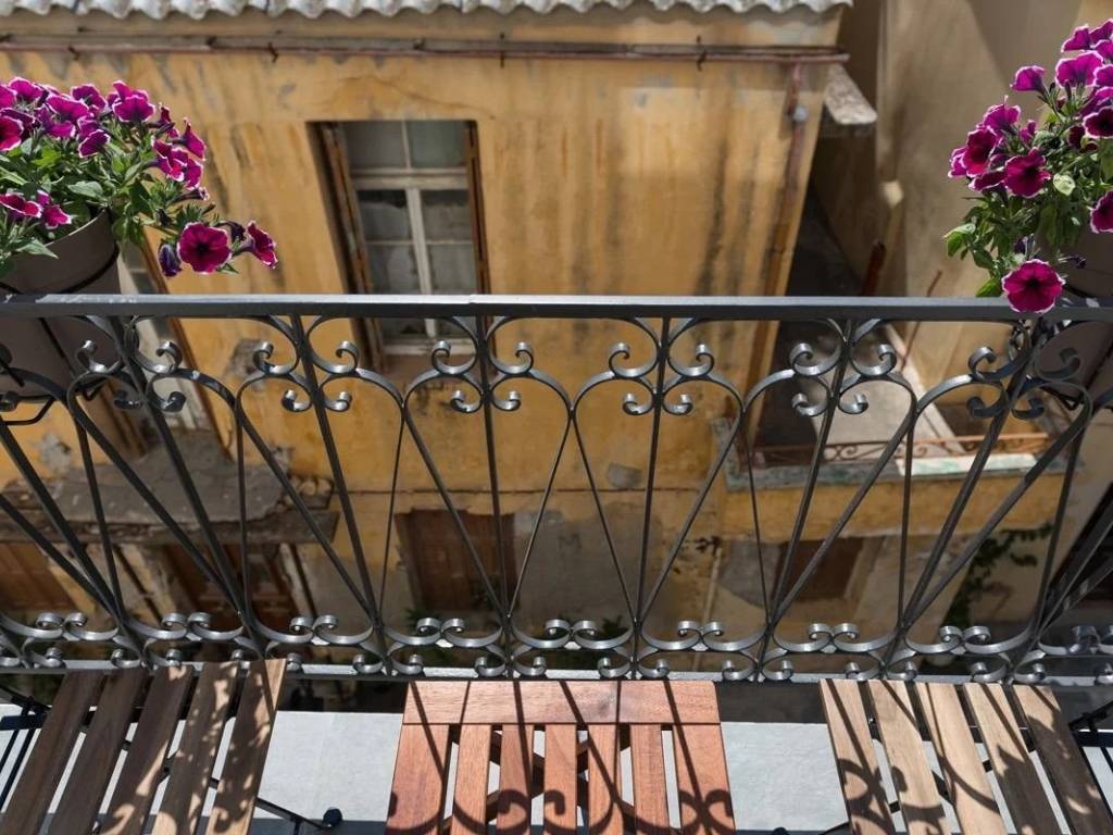 μπαλκόνι υπνοδωματίου για τον πρωινό καφέ.