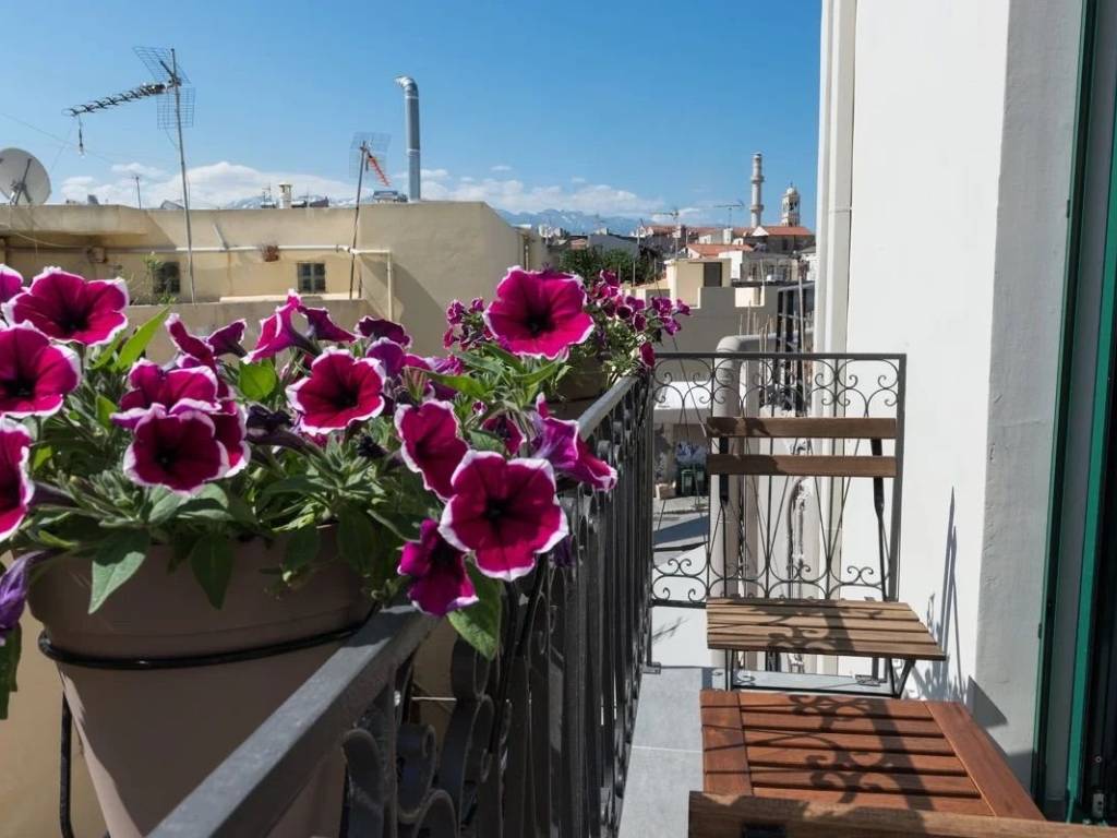 μπαλκόνι που λούζεται από τον κρητικό ήλιο.