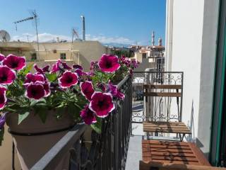 μπαλκόνι που λούζεται από τον κρητικό ήλιο.