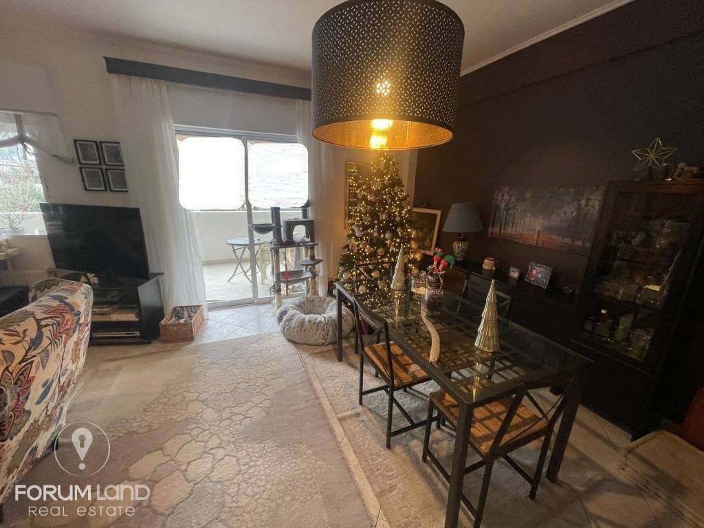 Forumland Real Estate, σαλόνι με τραπεζαρία