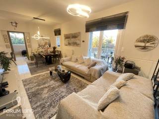 Forumland Real Estate, Σαλόνι