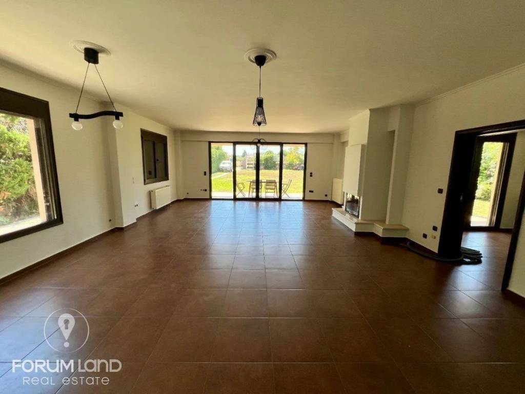 Forumland Real Estate, Σαλόνι