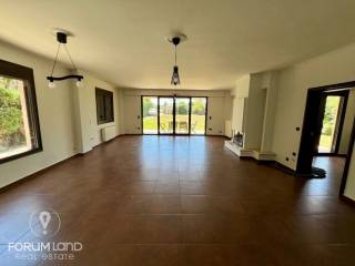 Forumland Real Estate, Σαλόνι