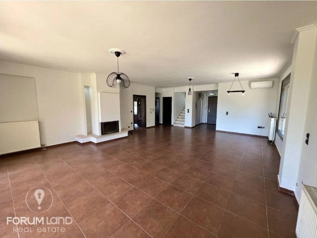 Forumland Real Estate, Σαλόνι