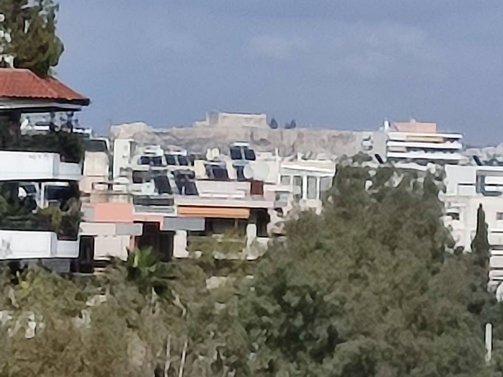 Akropole anete anoichte thea apo ten Mezoneta