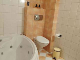 ενα από τα λουτρά