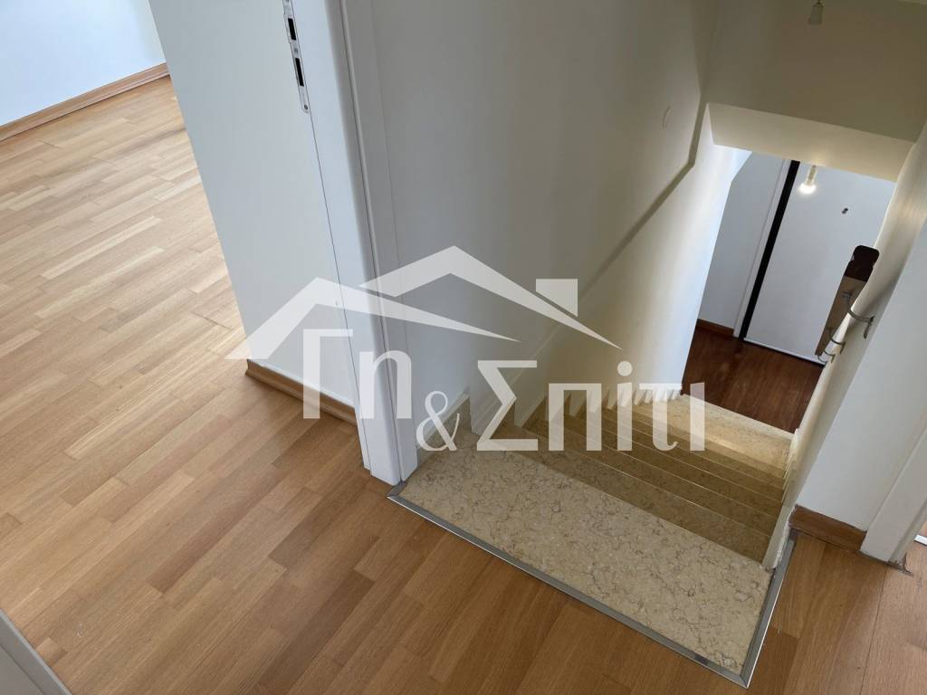 Εσωτερική Είσοδος Υπογείου