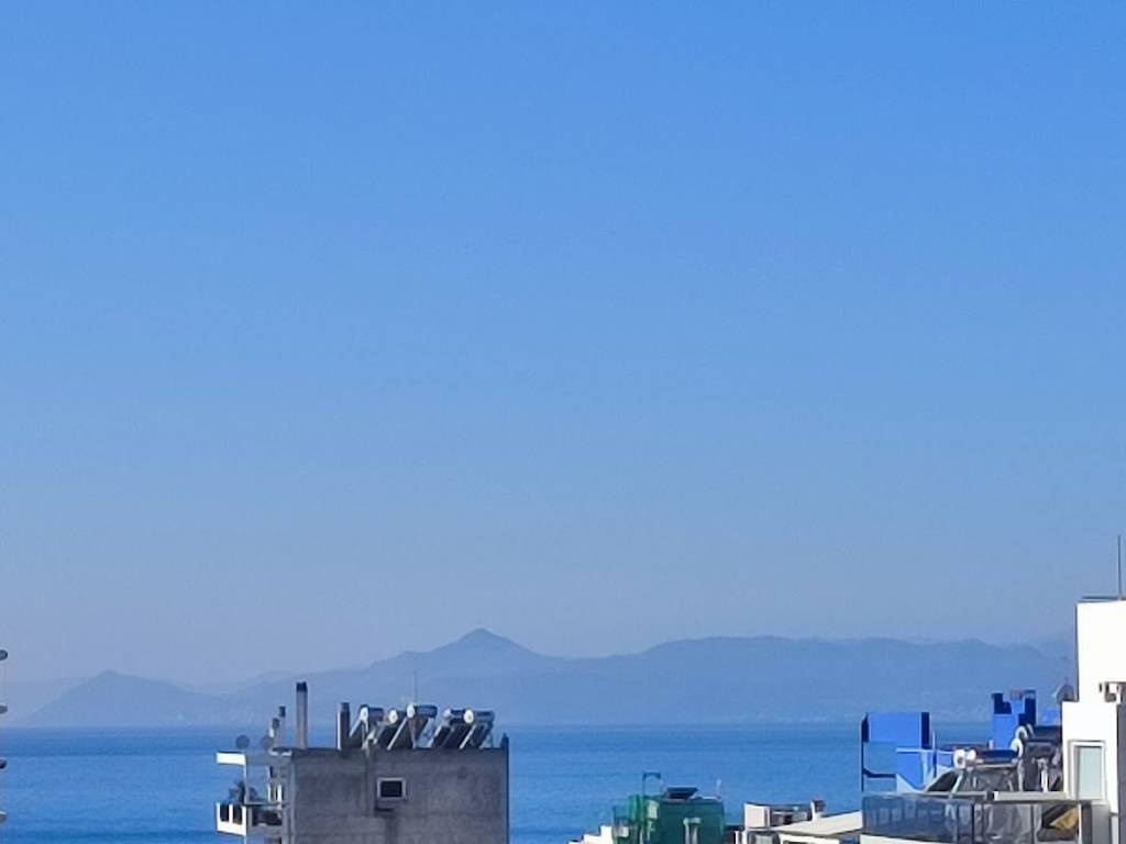 400 metra apo paralia me thea thalassa