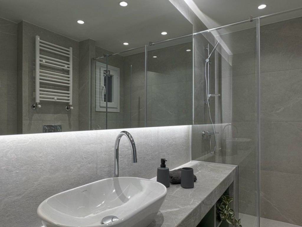 Forumland Real Estate, Μπάνιο