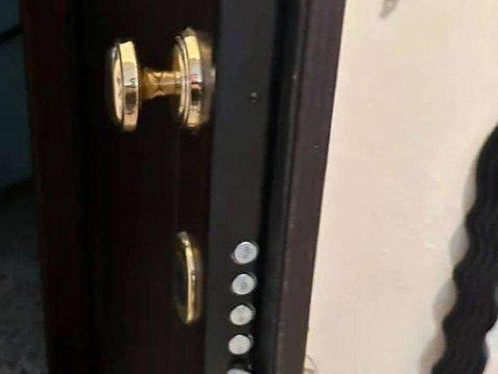 Forumland Real Estate, Θωρακισμένη πόρτα