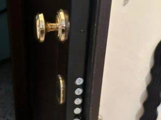 Forumland Real Estate, Θωρακισμένη πόρτα