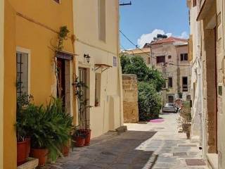 Η είσοδος της κατοικίας σε ένα από τα γραφικά καλντερίμια