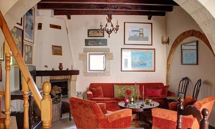 Εσωτερικό σαλόνι με πέτρινες καμάρες και παραδοσιακή διακόσμ