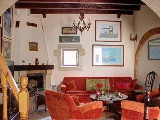 Εσωτερικό σαλόνι με πέτρινες καμάρες και παραδοσιακή διακόσμ