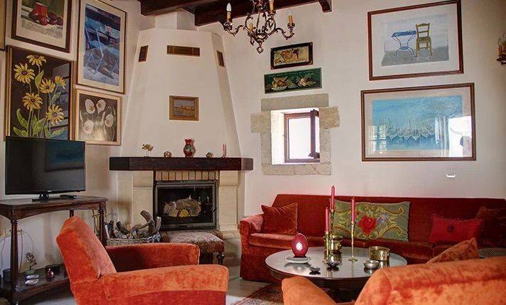 Εσωτερικό σαλόνι με τζάκι και παραδοσιακή διακόσμηση