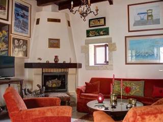 Εσωτερικό σαλόνι με τζάκι και παραδοσιακή διακόσμηση