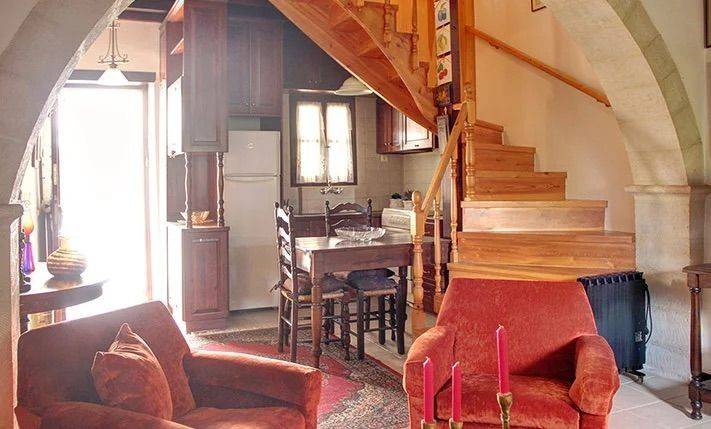 Πλήρως εξοπλισμένη κουζίνα με ρετρό αισθητική