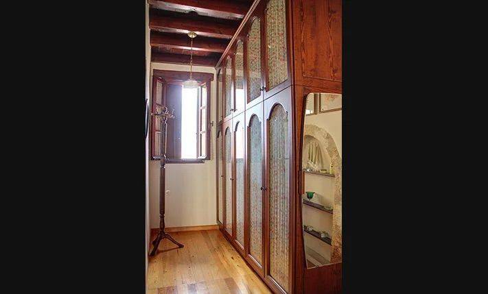 Συλλογή από αντίκες που διακοσμούν το χώρο