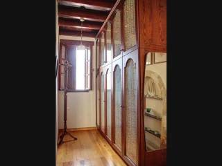 Συλλογή από αντίκες που διακοσμούν το χώρο