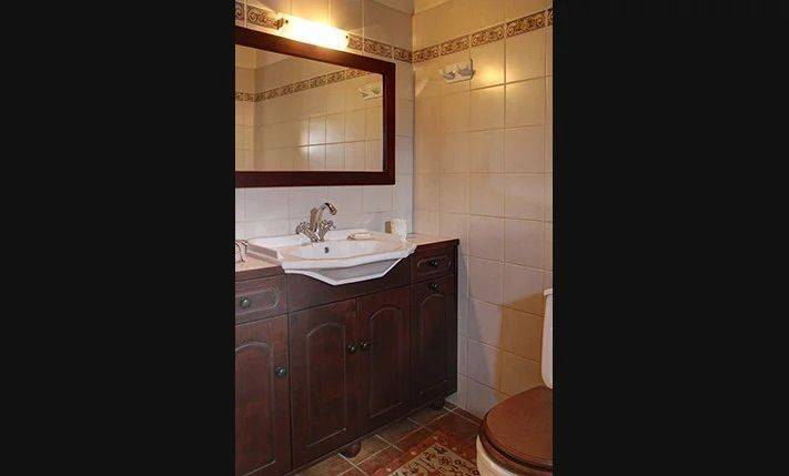 Κομψό μικρό μπάνιο με παραδοσιακά στοιχεία