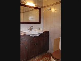 Κομψό μικρό μπάνιο με παραδοσιακά στοιχεία