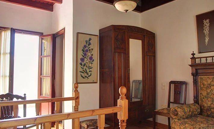 Χειροποίητες ξύλινες ντουλάπες σε παραδοσιακό στυλ