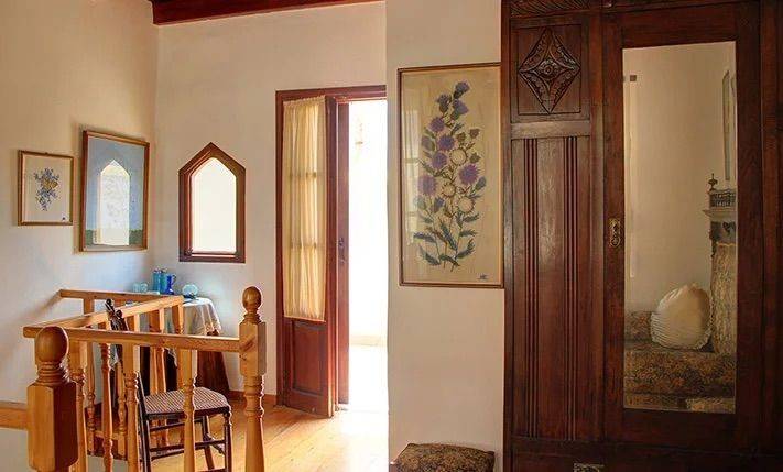 Παραδοσιακό παράθυρο που βλέπει στα σοκάκια