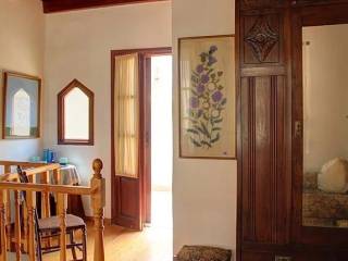 Παραδοσιακό παράθυρο που βλέπει στα σοκάκια