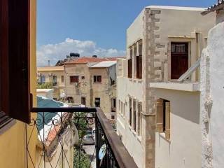 Μικρό μπαλκόνι με σφυρήλατα κάγκελα πάνω από το δρόμο